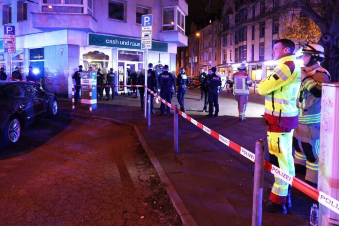 Sechs Verletzte durch Stiche und Schläge in Düsseldorf. 