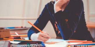 Eine Schülerin sitzt an einem Tisch. Foto: pixabay