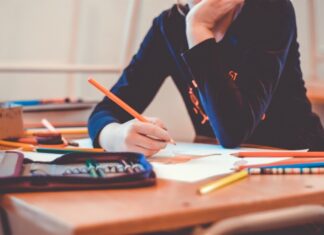 Eine Schülerin sitzt an einem Tisch. Foto: pixabay