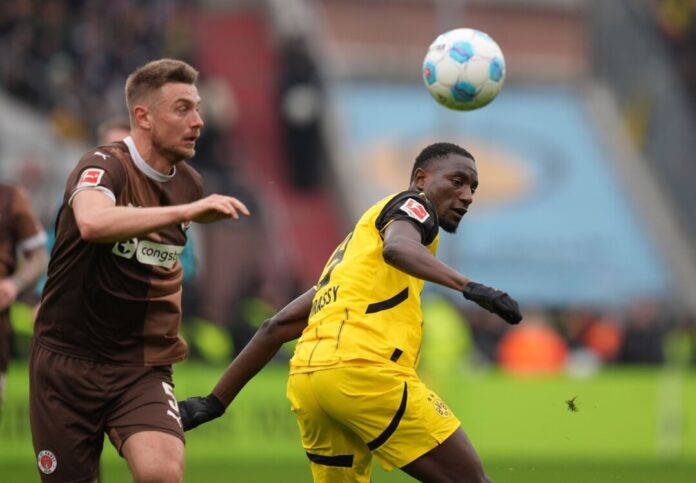 Dortmunds Torjäger Serhou Guirassy (r) legte wieder die Grundlage zum Sieg: Serhou Guirassy. 