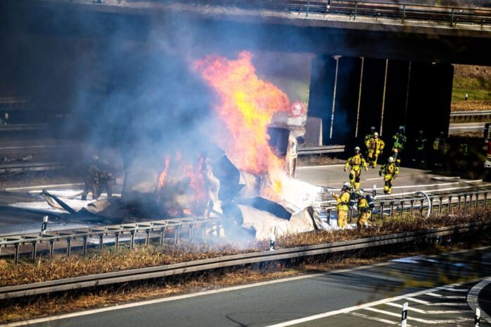 Der Brand eines Gefahrgutlastwagens beschäftigte zahlreiche Feuerwehrleute. (Archivbild)