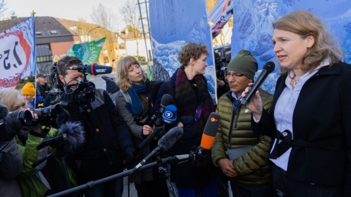 Vor dem Gerichtsgebäude geben der Kläger und seine Anwältin ein Presse-Statement.