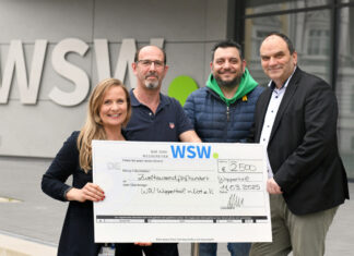 Die Busfahrerinnen und Busfahrer der WSW spenden für WiN (von links): Jeannine Boehrer-Scholz (Leiterin Kommunikation und Marke WSW), Kastriot Berisha und Daniele Culosi (beide WSW-Betriebsrat), Lothar Leuschen (WiN). Foto: Bettina Osswald