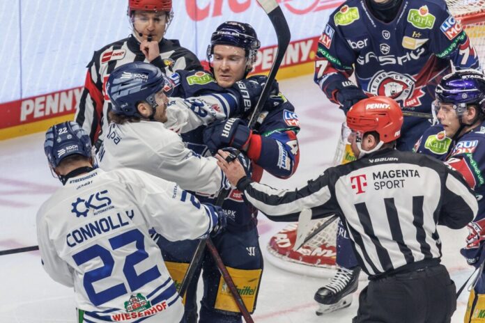 Hitziges Spiel zwischen den Eisbären Berlin und den Straubing Tigers.