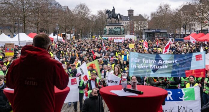 Bei den Demos am Mittwoch stellten sich laut Verdi landesweit 42.000 Menschen hinter die Gewerkschafts-Forderungen nach mehr Geld und mehr Freizeit.