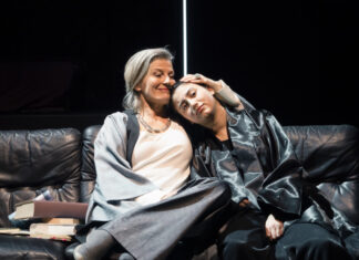 Ines Krug (Hanna), Ecenaz Ökmen (Nico) in der Uraufführung "Alles wie es sein soll" von Dawn King (Auftragswerk). Foto: Thomas Rabsch