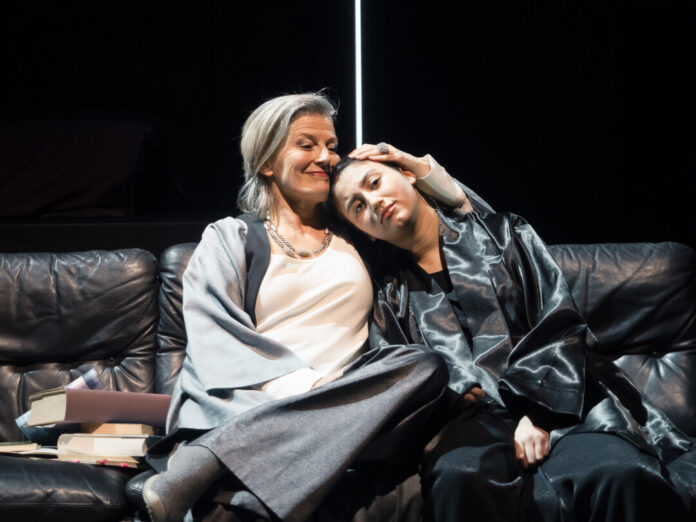 Ines Krug (Hanna), Ecenaz Ökmen (Nico) in der Uraufführung "Alles wie es sein soll" von Dawn King (Auftragswerk). Foto: Thomas Rabsch