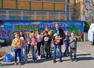 Die Kinder haben fleißig Spenden für die Tafel Mettmann gesammelt. Foto: privat