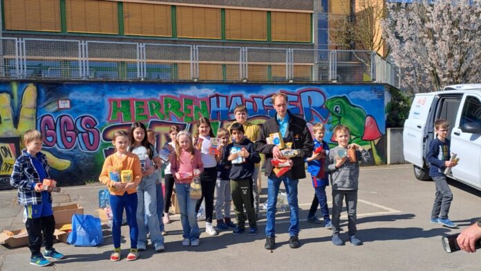 Die Kinder haben fleißig Spenden für die Tafel Mettmann gesammelt. Foto: privat
