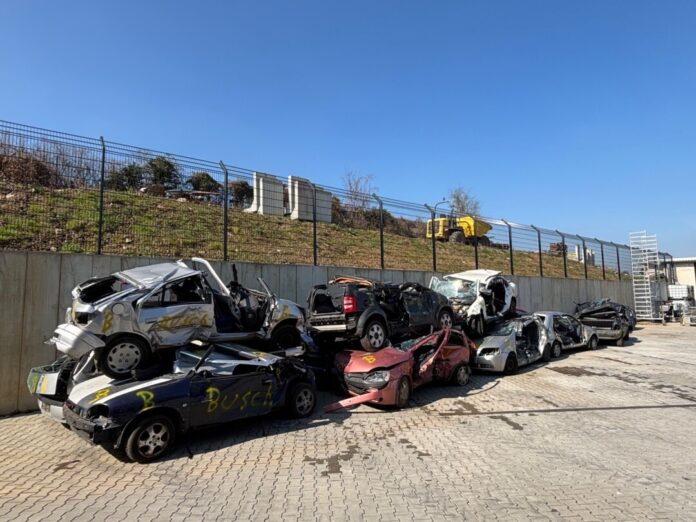 Die Schrottautos sind für Retter perfekte Übungsmittel. Foto: THW Ortsverband Haan
