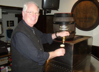 Hans Willi Poensgen beim Zapfen seines Ratinger Alts, Foto: HansWilliePoensgen Gastronomiebetriebe