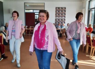 Viel Spaß hatten alle Teilnehmenden bei der Modenschau, bei der sich (von links nach rechts) Ingrid Kocks, Barbara Slotta-Meermann und Barbara Buscher-Sander als talentierte Models erwiesen. Foto: Stadt Ratingen