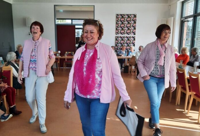 Viel Spaß hatten alle Teilnehmenden bei der Modenschau, bei der sich (von links nach rechts) Ingrid Kocks, Barbara Slotta-Meermann und Barbara Buscher-Sander als talentierte Models erwiesen. Foto: Stadt Ratingen