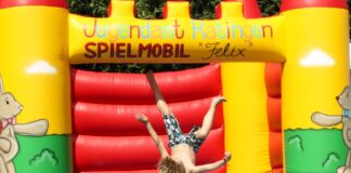 Bei schönem Wetter wird die "Felix"-Hüpfburg auf einer Wiese aufgebaut. Foto: Stadt Ratingen