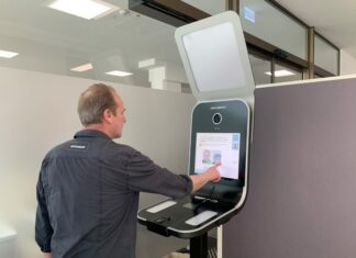 Am neuen Selbstbedienungsterminal im Bürgerbüro können digitale Fotos gemäß den veränderten Sicherheitsbestimmungen aufgenommen werden. Foto: Stadt Ratingen