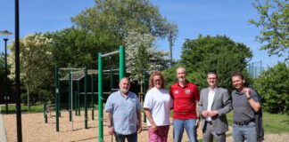 Freuen sich über die neue Calisthenics-Anlage in Breitscheid: Achim Kramer (Amt für kommunale Dienste), Stefanie Veermann (Sportamt), Armin Zielke (Geschäftsführer TuS Breitscheid), Erster Beigeordneter Patrick Anders und Umweltdezernent Bert Wagener. Foto: Stadt Ratingen