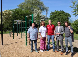 Freuen sich über die neue Calisthenics-Anlage in Breitscheid: Achim Kramer (Amt für kommunale Dienste), Stefanie Veermann (Sportamt), Armin Zielke (Geschäftsführer TuS Breitscheid), Erster Beigeordneter Patrick Anders und Umweltdezernent Bert Wagener. Foto: Stadt Ratingen