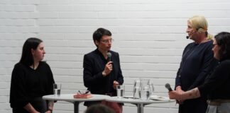 Spannende Diskussion: Die queerpolitische Sprecherin der Grünen-Landtagsfraktion İlayda Bostancıeri, NRW-Gleichstellungsministerin Josefine Paul, Autorin Georgine Kellermann und die Sprecherin der Ratinger Grünen Julia Merkelbach (v.l.n.r.) im Austausch mit den Besucherinnen und Besuchern. Foto: Grüne Ratingen