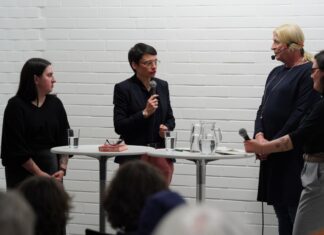 Spannende Diskussion: Die queerpolitische Sprecherin der Grünen-Landtagsfraktion İlayda Bostancıeri, NRW-Gleichstellungsministerin Josefine Paul, Autorin Georgine Kellermann und die Sprecherin der Ratinger Grünen Julia Merkelbach (v.l.n.r.) im Austausch mit den Besucherinnen und Besuchern. Foto: Grüne Ratingen