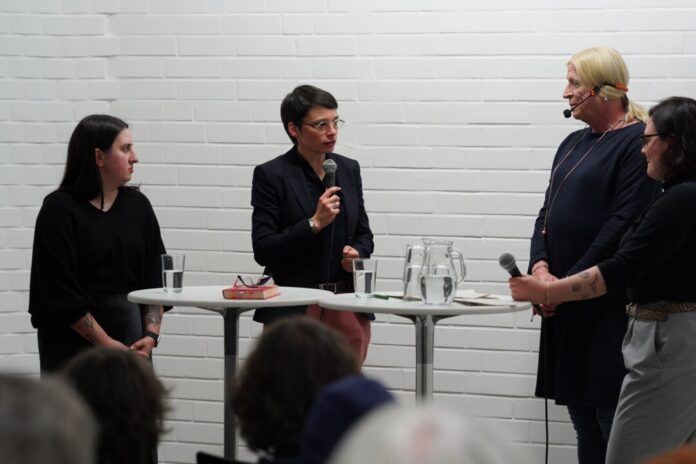 Spannende Diskussion: Die queerpolitische Sprecherin der Grünen-Landtagsfraktion İlayda Bostancıeri, NRW-Gleichstellungsministerin Josefine Paul, Autorin Georgine Kellermann und die Sprecherin der Ratinger Grünen Julia Merkelbach (v.l.n.r.) im Austausch mit den Besucherinnen und Besuchern. Foto: Grüne Ratingen Spannende Diskussion: Die queerpolitische Sprecherin der Grünen-Landtagsfraktion İlayda Bostancıeri, NRW-Gleichstellungsministerin Josefine Paul, Autorin Georgine Kellermann und die Sprecherin der Ratinger Grünen Julia Merkelbach (v.l.n.r.) im Austausch mit den Besucherinnen und Besuchern. Foto: Grüne Ratingen