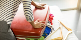 Eine Frau packt ihren Koffer. Foto: VZ NRW/adpic