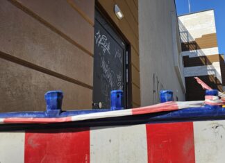 Teile der Fassade haben sich gelöst. Der Bereich direkt an der Gebäudewand ist abgesperrt. Foto: Volkmann