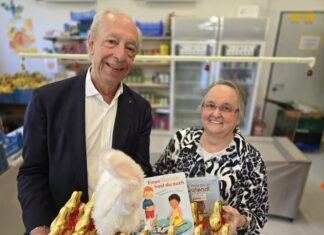Die Vorsitzende der Tafel Erkrath, Renate Ott, mit Jochem Dorloff, Präsident des Rotary Clubs Hilden-Haan. Foto: privat