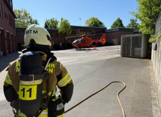 Der Helikopter "Christoph 3" landet auf dem Hof der Feuerwache Mettmann. Foto: FW Feuerwehr