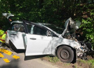 Das Auto prallte frontal gegen einen Baum. Foto: Feuerwehr Mettmann