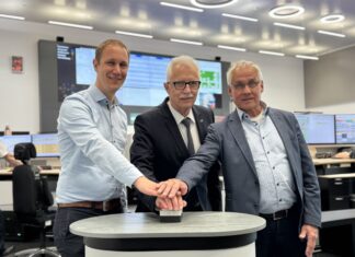 Monheims Bürgermeister Daniel Zimmermann, Landrat Thomas Hendele und Langenfelds Bürgermeister Frank Schneider gaben das Startsignal. Foto: Kreis Mettmann