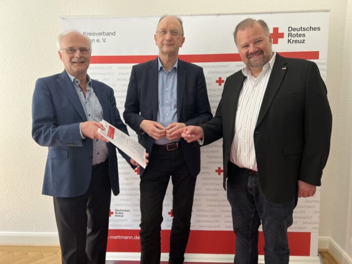 250404_PM Wiener_DRK-Kreisverband (1) DRK-Kreisvorsitzender Norbert Danscheidt, Dr. Klaus Wiener MdB, DRK-Kreisgeschäftsführer Stefan Vieth (v. l.). Foto: Büro Klaus Wiener