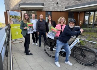 Paula Lange (Kreis Mettmann), Hans-Peter Ennemoser (Stadt Haan), Lars Dröscher (Geocacher), Lisa Krick (Stadt Velbert, Anja Haas (Stadt Wülfrath), Stephan Nau (Stadt Heiligenhaus). Foto: Kreis Mettmann