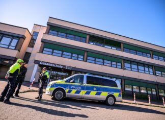 Polizisten stehen am Montag an einer geschlossenen Schule in Duisburg. (Archivfoto)