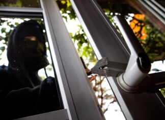In Paderborn ist ein Einbrecher durch ein Fenster eingestiegen - und dann eingeschlafen. (Symbolbild)