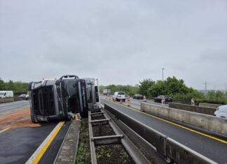 Wegen des umgekippten Lkws war auf der A4 am Donnerstag in Richtung Aachen nur eine Spur befahrbar.