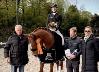 Freuen sich bereits auf das Turnier: Diethelm Löckenhoff, Florine Kienbaum, Siegerin im Derbystars-Nachwuchs-Grand Prix , Niklas von der Leyen (Organisator) und Richter Stefan Luczak. Foto: privat
