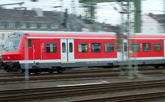 Gute Nachricht für Bahnpendler an der gesperrten S6: Im Dezember könnten wieder Züge rollen. (Symbolbild)