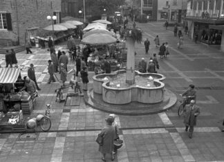 Markplatz Ratingen mit neuem Brunnen, 1976. Die seitlichen Wappen von Breitscheid, Eggerscheidt, Hösel, Homberg und Lintorf wurden später eingesetzt. Foto: Stadtarchiv Ratingen