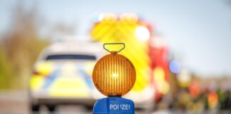 Ein Fahrer wurde in der Nacht auf der A44 lebensgefährlich verletzt, die Aufräumarbeiten zogen sich bis in den nächsten Vormittag (Symbolbild)     