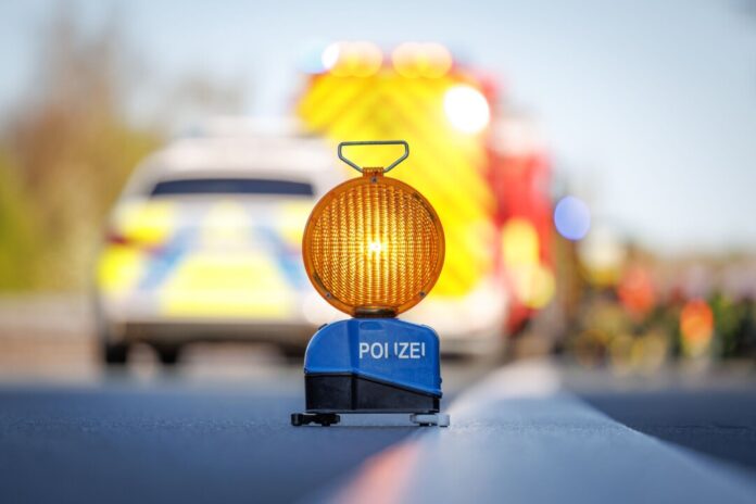 Ein Fahrer wurde in der Nacht auf der A44 lebensgefährlich verletzt, die Aufräumarbeiten zogen sich bis in den nächsten Vormittag (Symbolbild)     