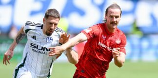 Der 1. FC Kaiserslautern um Jannis Heuer (r) dominierte in der ersten Hälfte gegen den FC Schalke 04 um Janik Bachmann.