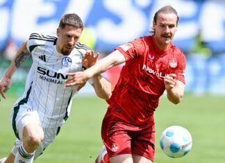 Der 1. FC Kaiserslautern um Jannis Heuer (r) dominierte in der ersten Hälfte gegen den FC Schalke 04 um Janik Bachmann.