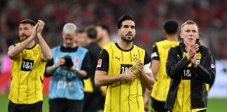 Gute Reaktion in München: Die Dortmunder Spieler um Kapitän Emre Can (M) und Torschütze Maximilian Beier (r) applaudieren ihren mitgereisten Fans nach dem Schlusspfiff.