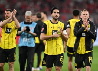 Gute Reaktion in München: Die Dortmunder Spieler um Kapitän Emre Can (M) und Torschütze Maximilian Beier (r) applaudieren ihren mitgereisten Fans nach dem Schlusspfiff.