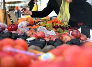 Obst ist teurer geworden - wohl auch hier auf einem Marktplatz.