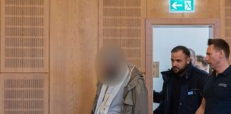 Der Angeklagte soll im vergangenen Oktober mehrere Brände gelegt haben, bevor er in einem Kino-Foyer Nähe des Hauptbahnhofs von Polizisten niedergeschossen wurde. 
