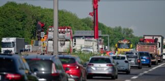 An der Unfallstelle ging es am Vormittag nur langsam voran.