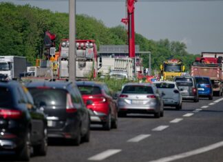An der Unfallstelle ging es am Vormittag nur langsam voran.