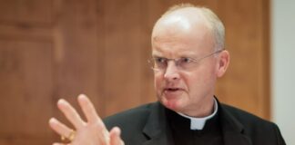 Ruhrbischof Franz-Josef Overbeck ist davon überzeugt, dass Papst Franziskus viel für eine verbesserte Position der Frauen in der katholischen Kirche getan hat (Archivbild).