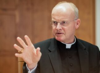 Ruhrbischof Franz-Josef Overbeck ist davon überzeugt, dass Papst Franziskus viel für eine verbesserte Position der Frauen in der katholischen Kirche getan hat (Archivbild).